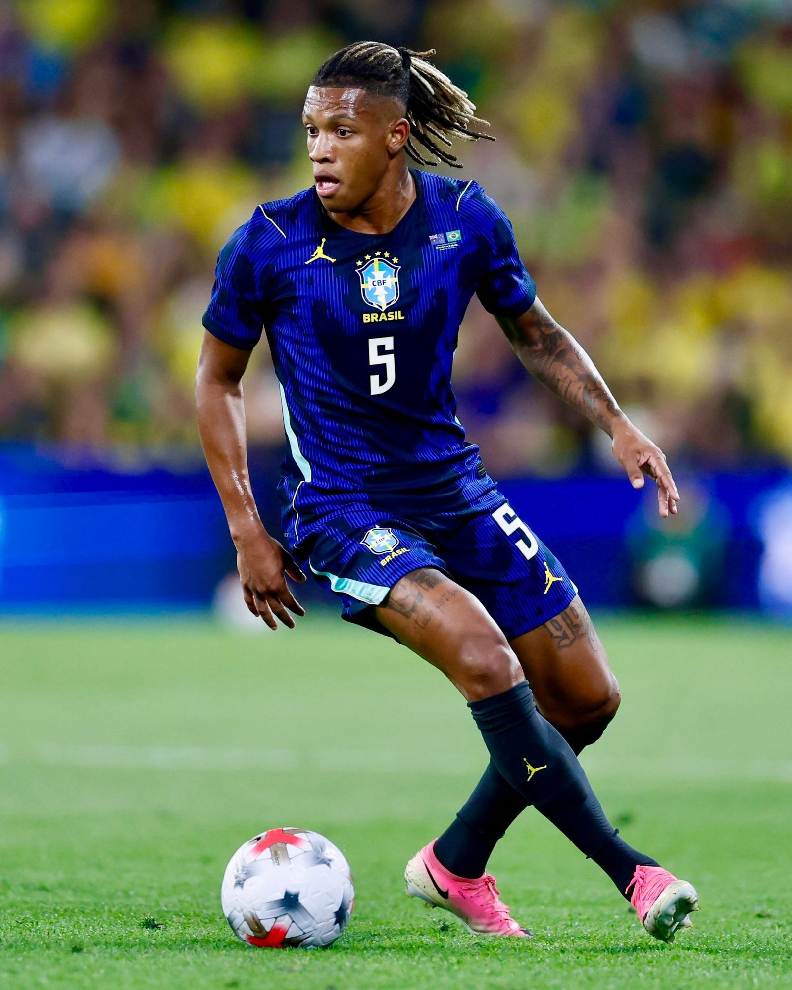 Danilo, do Botafogo, participa de três dos quatro gols do Brasil em amistoso; veja lances