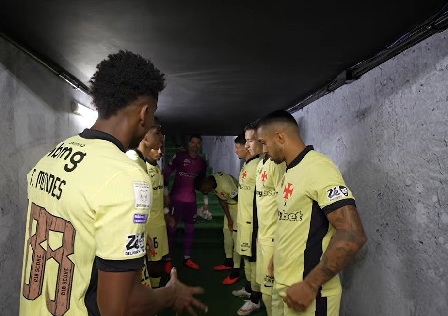 Bastidores da goleada do Vasco mostram celebração e Thiago Mendes inflamado: “Eles têm que sofrer hoje”