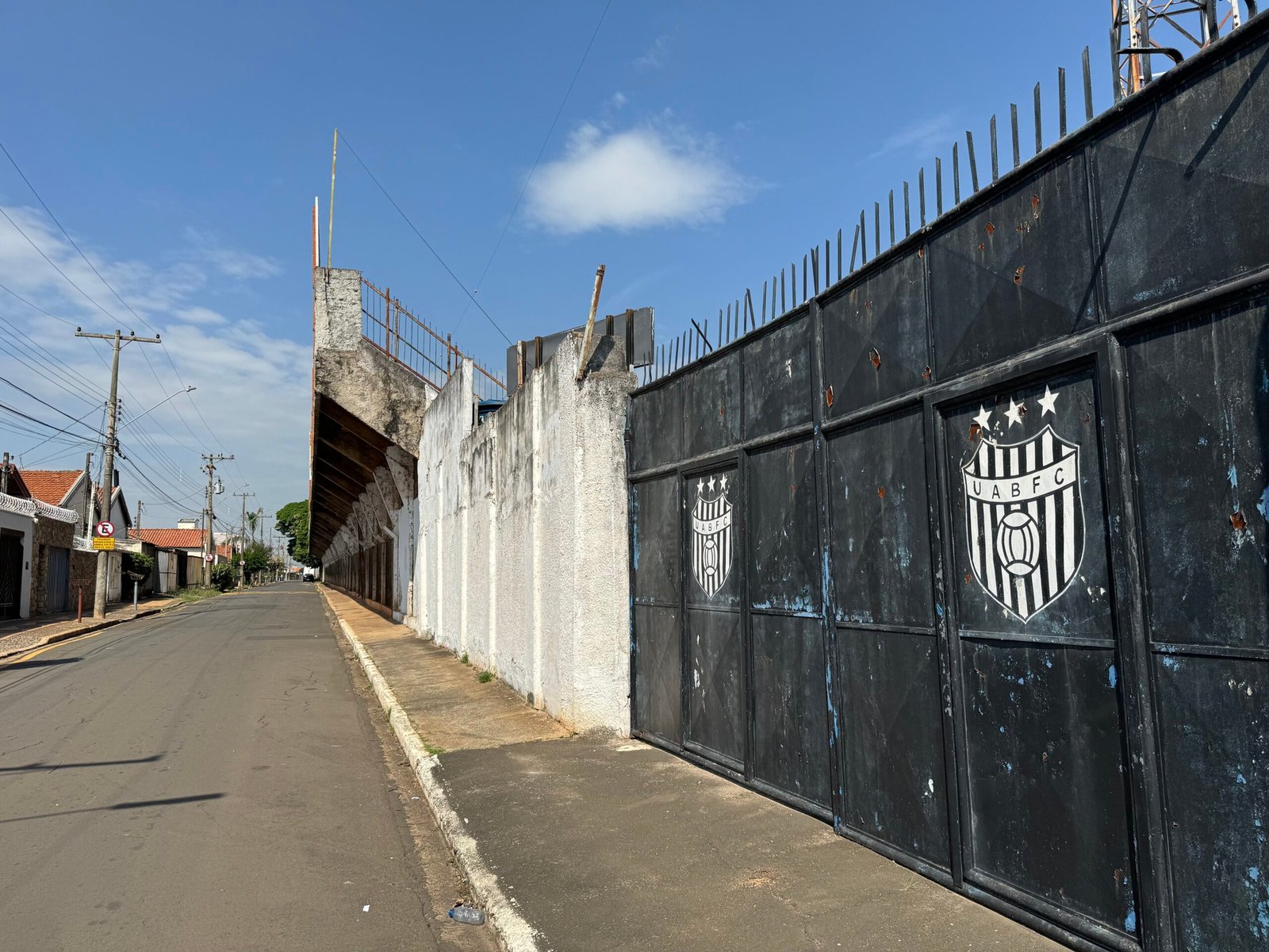 Justiça acha só R$ 30 mil em conta de clube que já foi campeão nacional após bloqueio por dívida