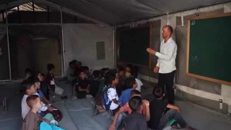 Estudantes de Gaza voltam às escolas danificadas pela guerra no início do ano letivo