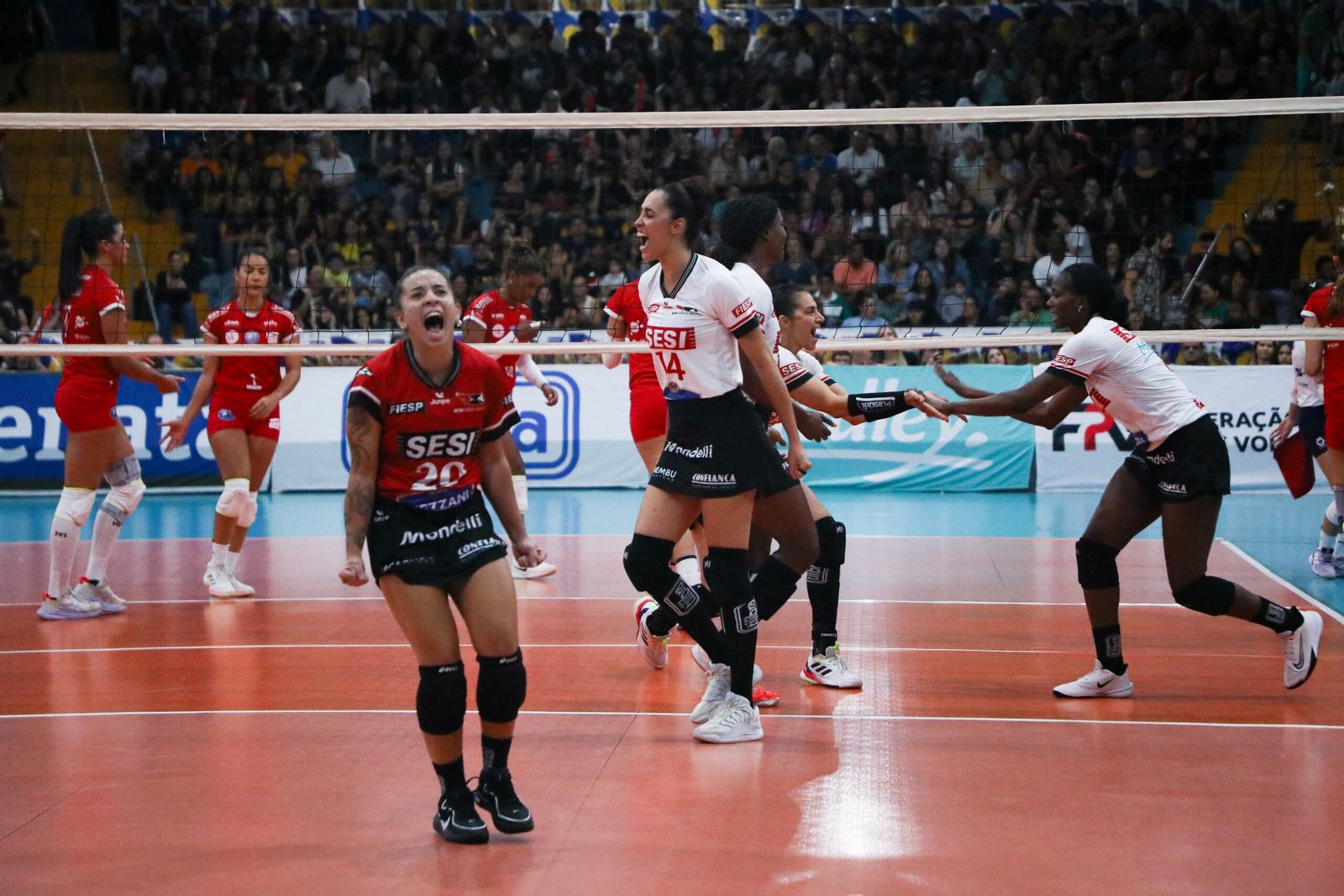 Sesi-Bauru faz 3 a 0 no Barueri e se garante na semifinal do Paulista de vôlei feminino