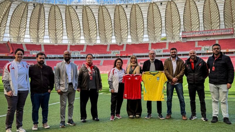 Copa do Mundo: coordenadora da Seleção feminina visita instalações de Inter e Juventude