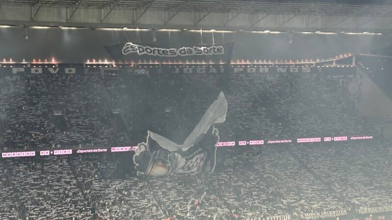 Mosaico de comemoração de 116 anos do Corinthians despenca