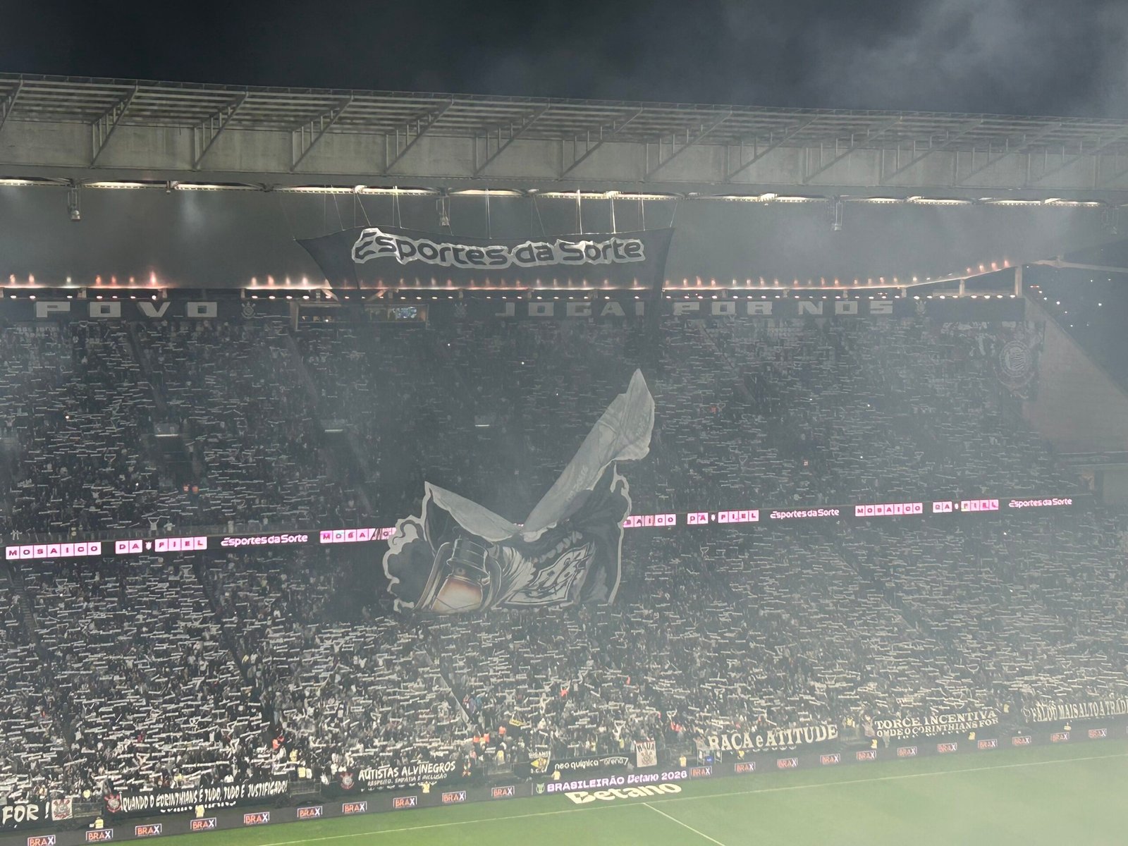 Mosaico de comemoração de 116 anos do Corinthians despenca