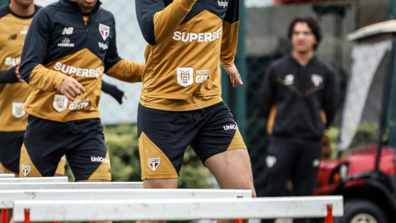 Lucas e Bobadilla aquecem com elenco em treino e se aproximam de retorno ao São Paulo