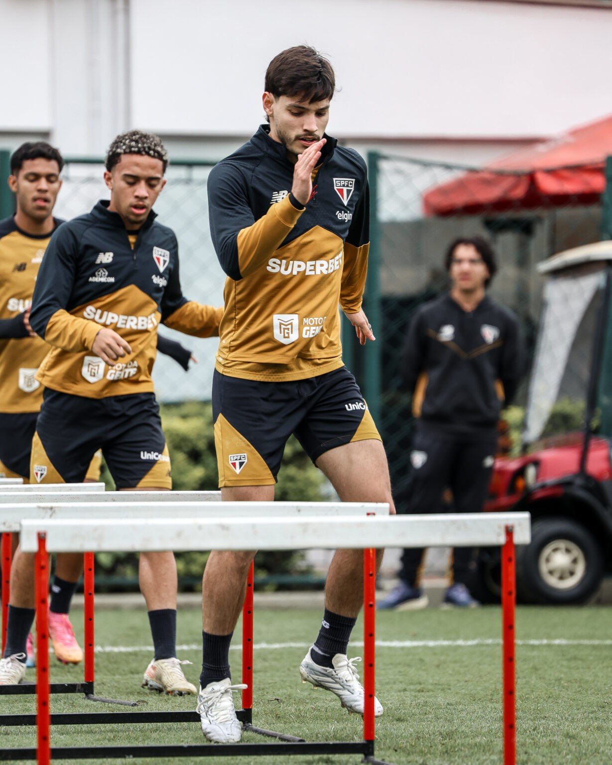 Lucas e Bobadilla aquecem com elenco em treino e se aproximam de retorno ao São Paulo