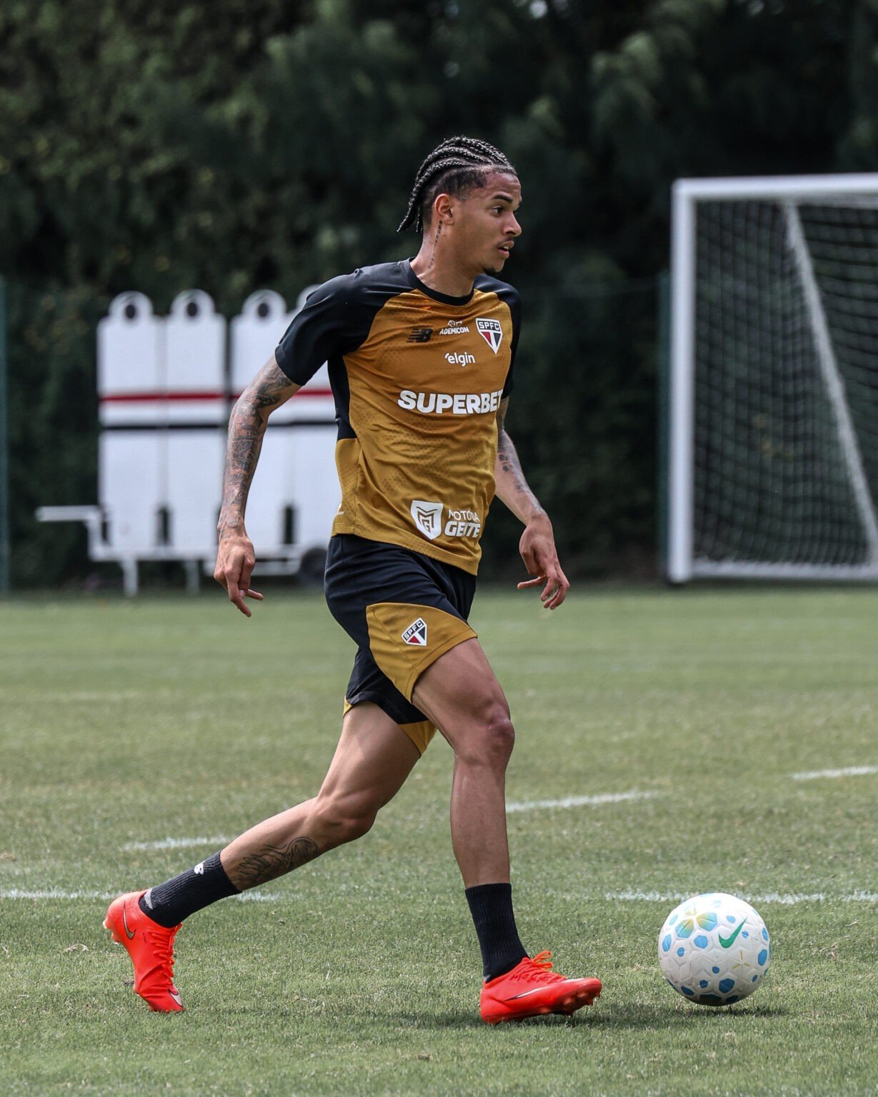 Bobadilla treina, e Newton avança em recuperação no São Paulo