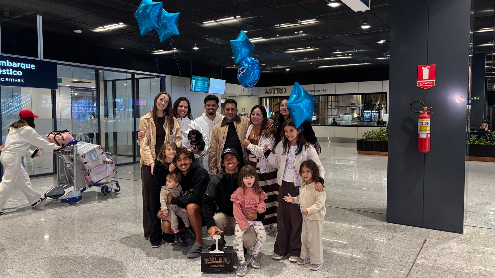 Miguel Pupo é recebido com festa em Florianópolis após vencer etapa da WSL