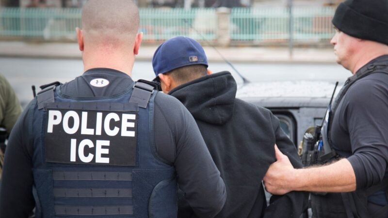 Enfermeira é acusada de ajudar imigrante a fugir após ser preso pelo ICE nos EUA