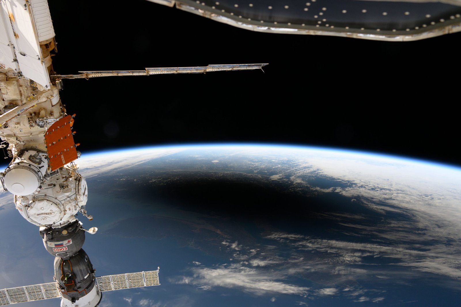 Satélite espião dos EUA explode na órbita da Terra; motivo não foi divulgado