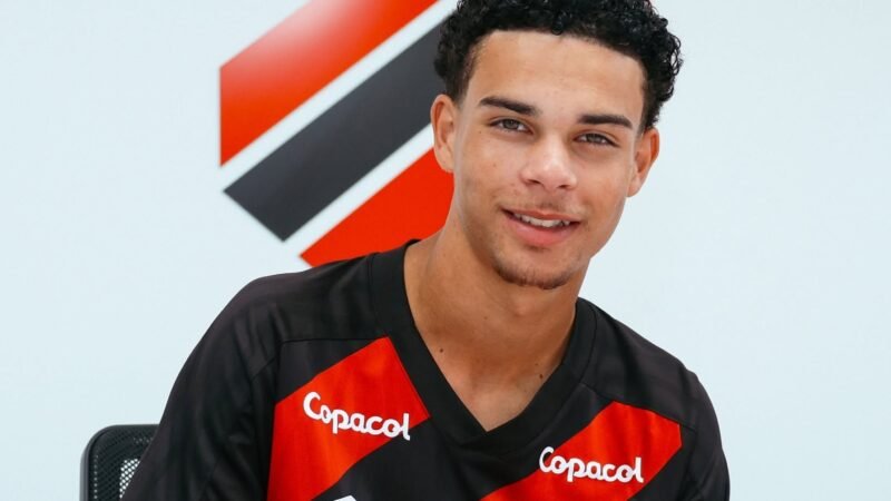 Athletico assina contrato profissional com joias do sub-17 e estipula multa de R$ 362 milhões