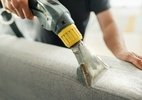 Como limpar o sofá sem encharcar de água e evitar danos ao tecido