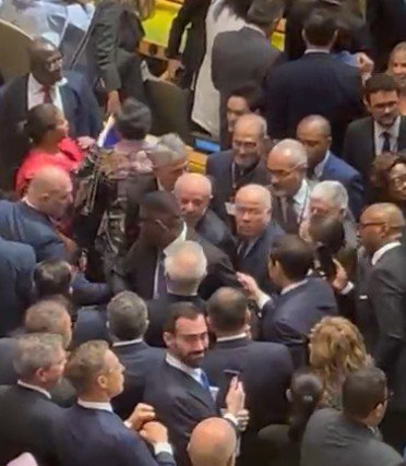 VÍDEO: Rubio se aproxima de Lula no plenário da Assembleia Geral da ONU