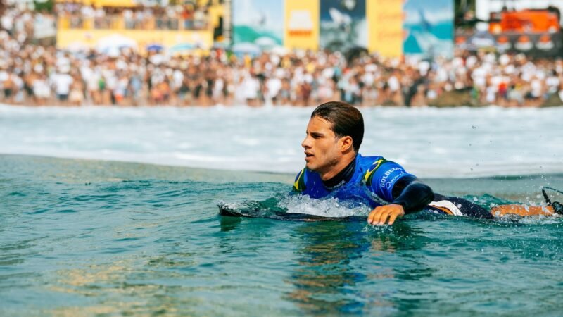 Mateus Herdy bate Gabriel Medina em duelo brasileiro na WSL e vai às oitavas de final em Trestles