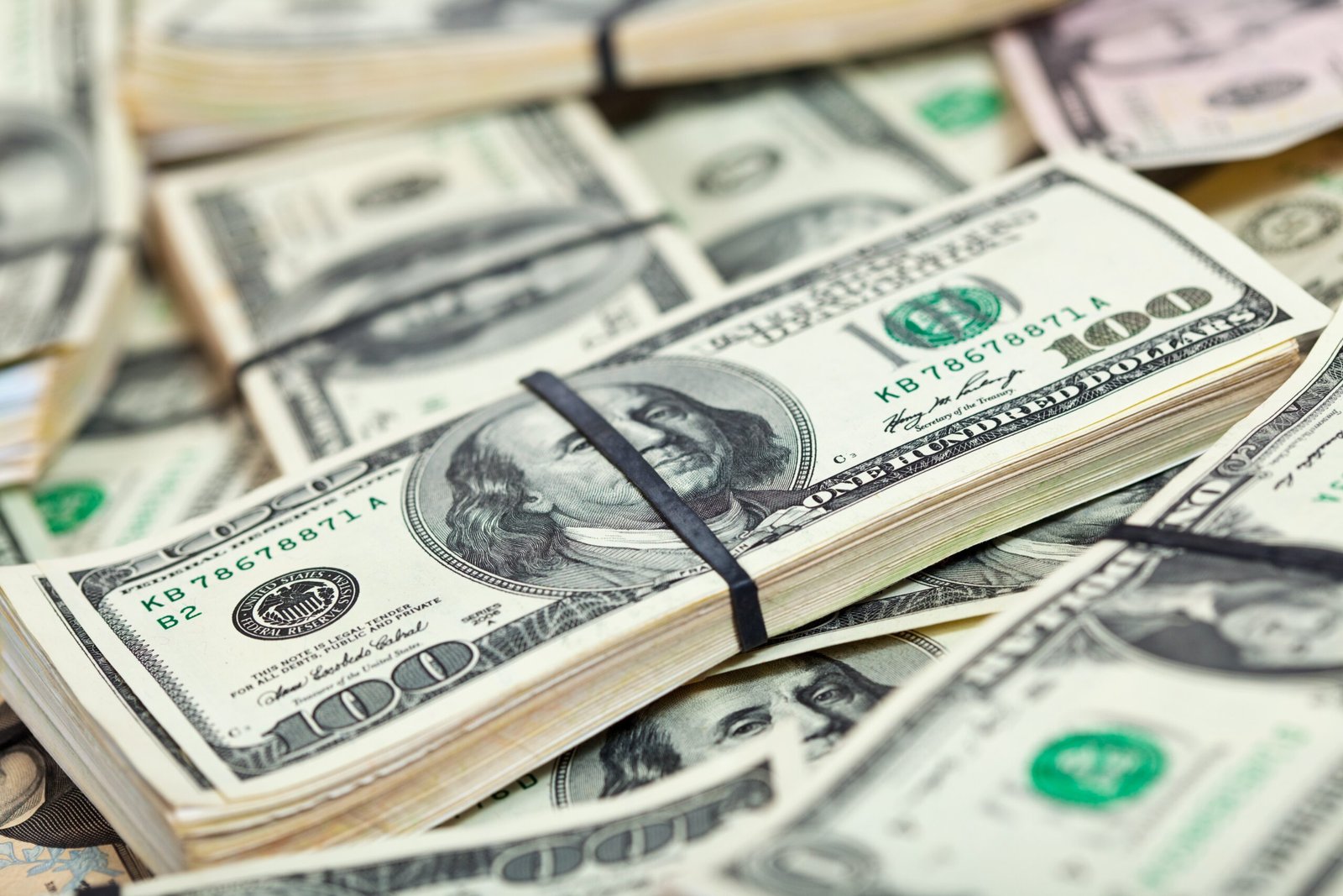 Dólar abre em queda, com dados de emprego no radar