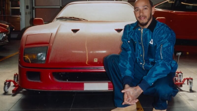 Hamilton restaura Ferrari rara e posta fotos com carro: “Sonho de criança”