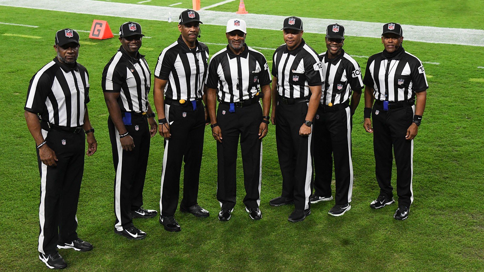 Sete em campo e divisão por bonés: entenda como funciona a arbitragem da NFL