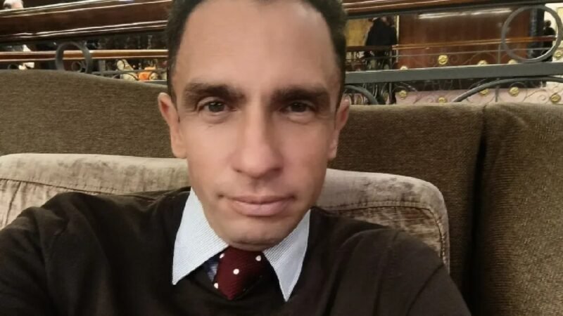 Rússia prende cientista político por tráfico de drogas após posts com análises das eleições