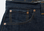 Além da estética: para que serve o pino metálico nos bolsos da calça jeans?