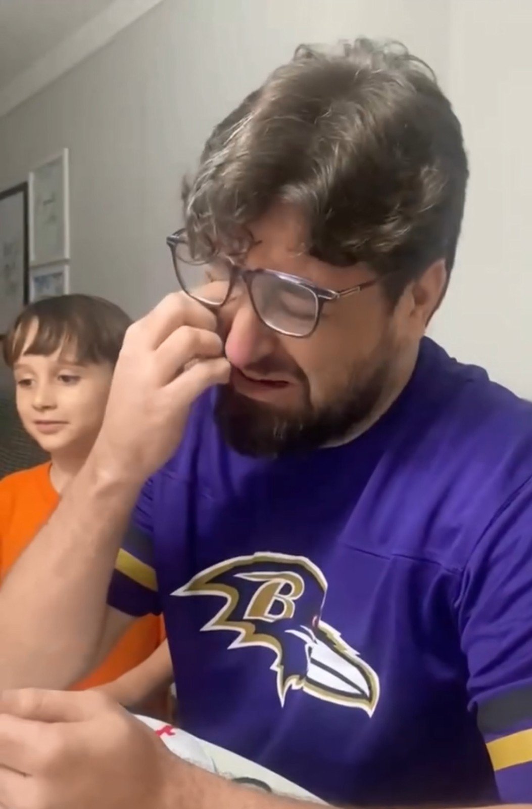 Torcedor brasileiro do Ravens se emociona ao ganhar ingresso surpresa para jogo no Maracanã