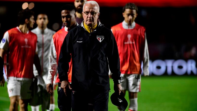 Dorival questiona VAR e lamenta nervosismo do São Paulo em eliminação: “Irreconhecível”