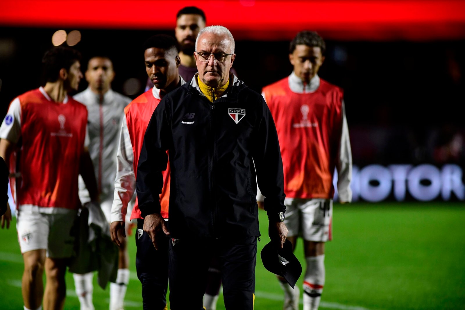 Dorival questiona VAR e lamenta nervosismo do São Paulo em eliminação: “Irreconhecível”