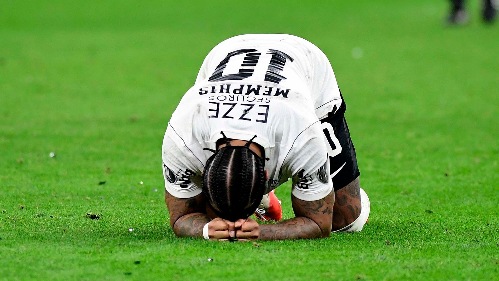 Por outro ângulo: veja pênalti perdido por Memphis e reação da torcida do Corinthians atrás do gol