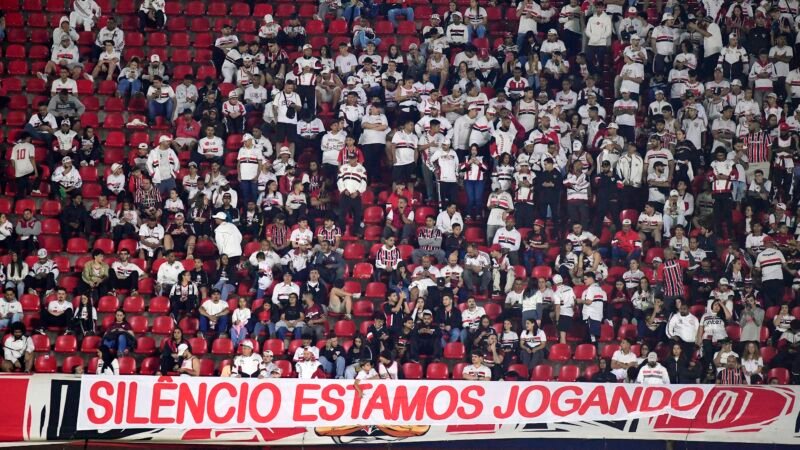 Torcida do São Paulo protesta e faz 15 minutos de silêncio em início de jogo contra o Internacional