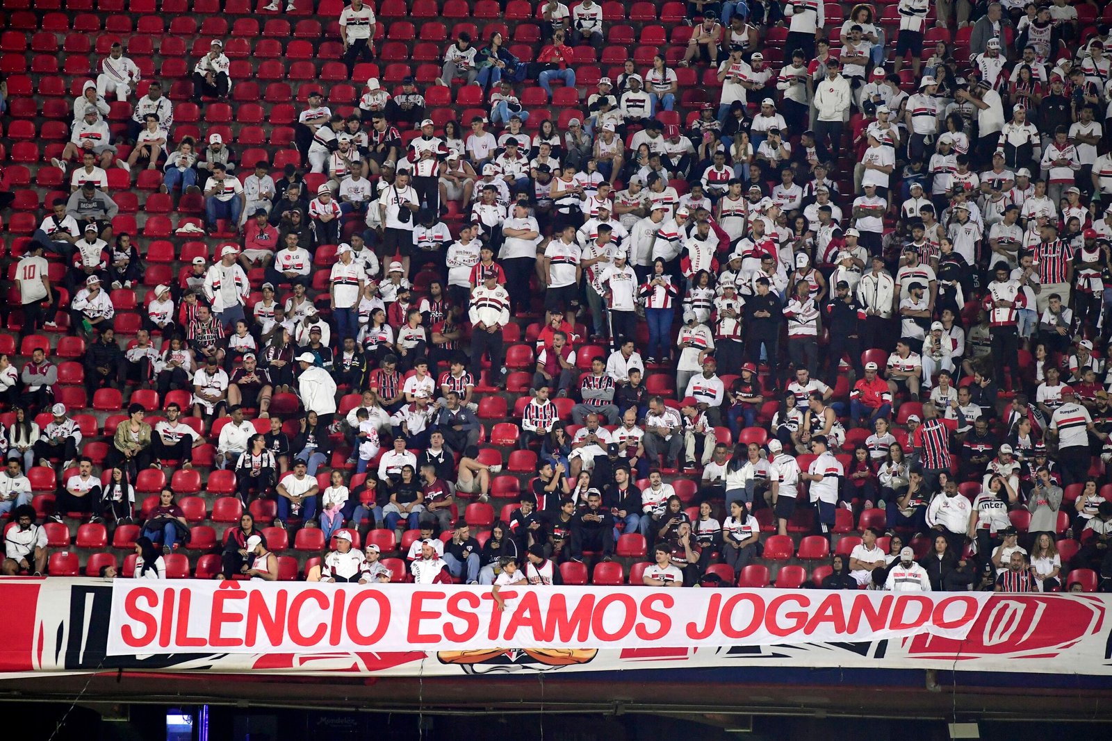 Torcida do São Paulo protesta e faz 15 minutos de silêncio em início de jogo contra o Internacional