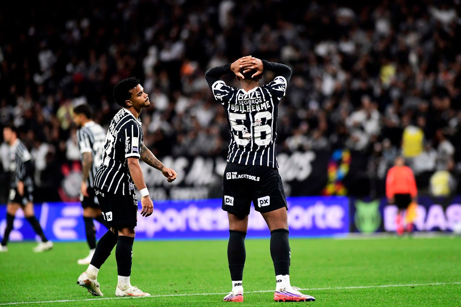 Torcida vaia Corinthians após quarta derrota seguida no Brasileirão e protesta: “Time sem vergonha”