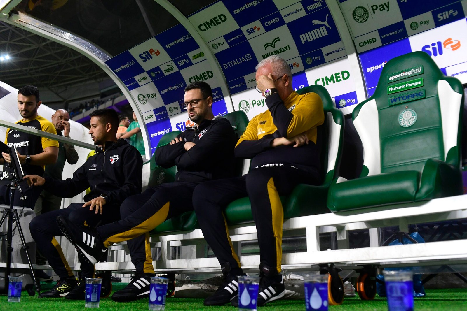 Análise: Dorival tem estratégia destruída por erros individuais em derrota do São Paulo no clássico