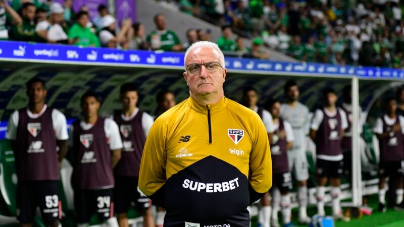 Dorival assume responsabilidade por derrota do São Paulo e diz: “De igual para igual até expulsão”