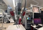 Robô cirurgião faz suturas milimétricas e previne até tremores do paciente