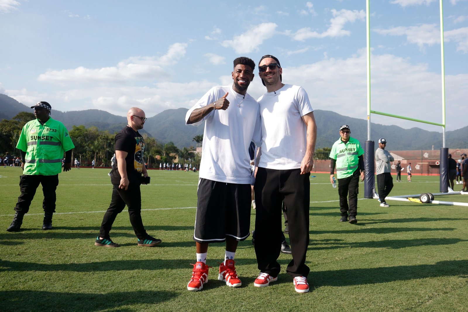 Léo Ortiz e Royal vivem dia de fãs em treino do Cowboys no CT do Flamengo; veja imagens