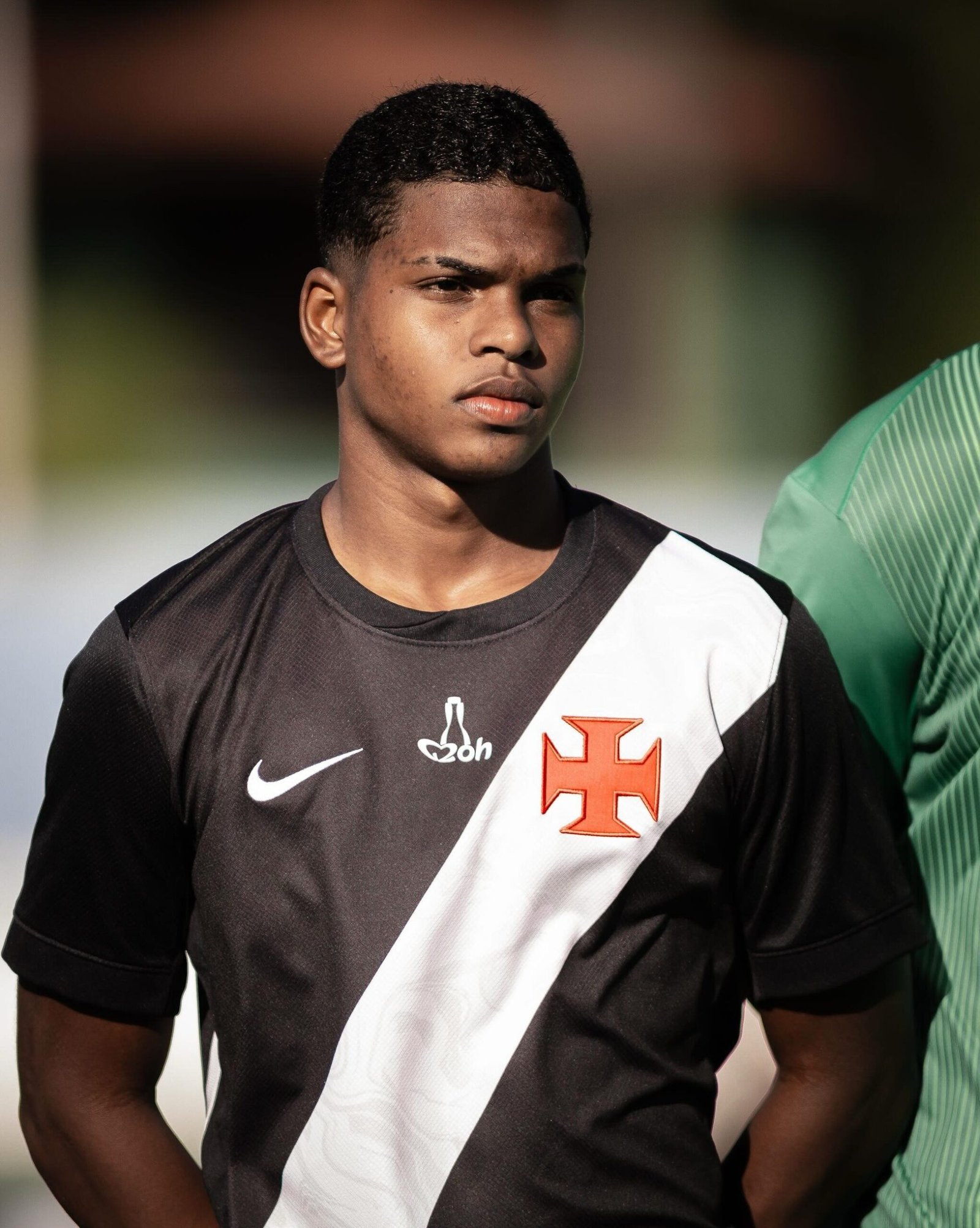 Lateral da base do Vasco chama atenção do Feyenoord antes de assinar contrato profissional