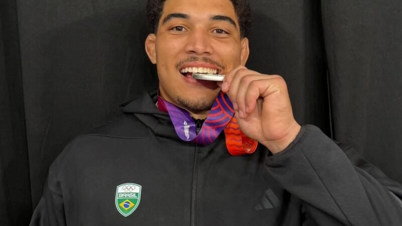 Adrian Vasconcelos supera duas derrotas seguidas e conquista a prata no wrestling em Santa Fé