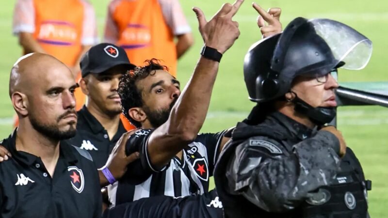 Árbitro relata ameaça de dirigente e objetos arremessados no campo em Botafogo-PB x Maringá