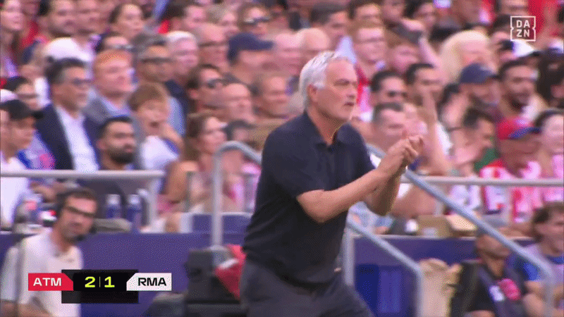 Vini Jr. perde a bola, volta andando e câmera flagra cobrança de Mourinho; vídeo