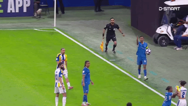 Atacante da Holanda perde a cabeça, joga adversário para fora do campo e é expulso
