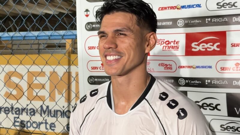 Clube se classifica com gol de atacante, que desabafa após críticas: “Não vão me derrubar”