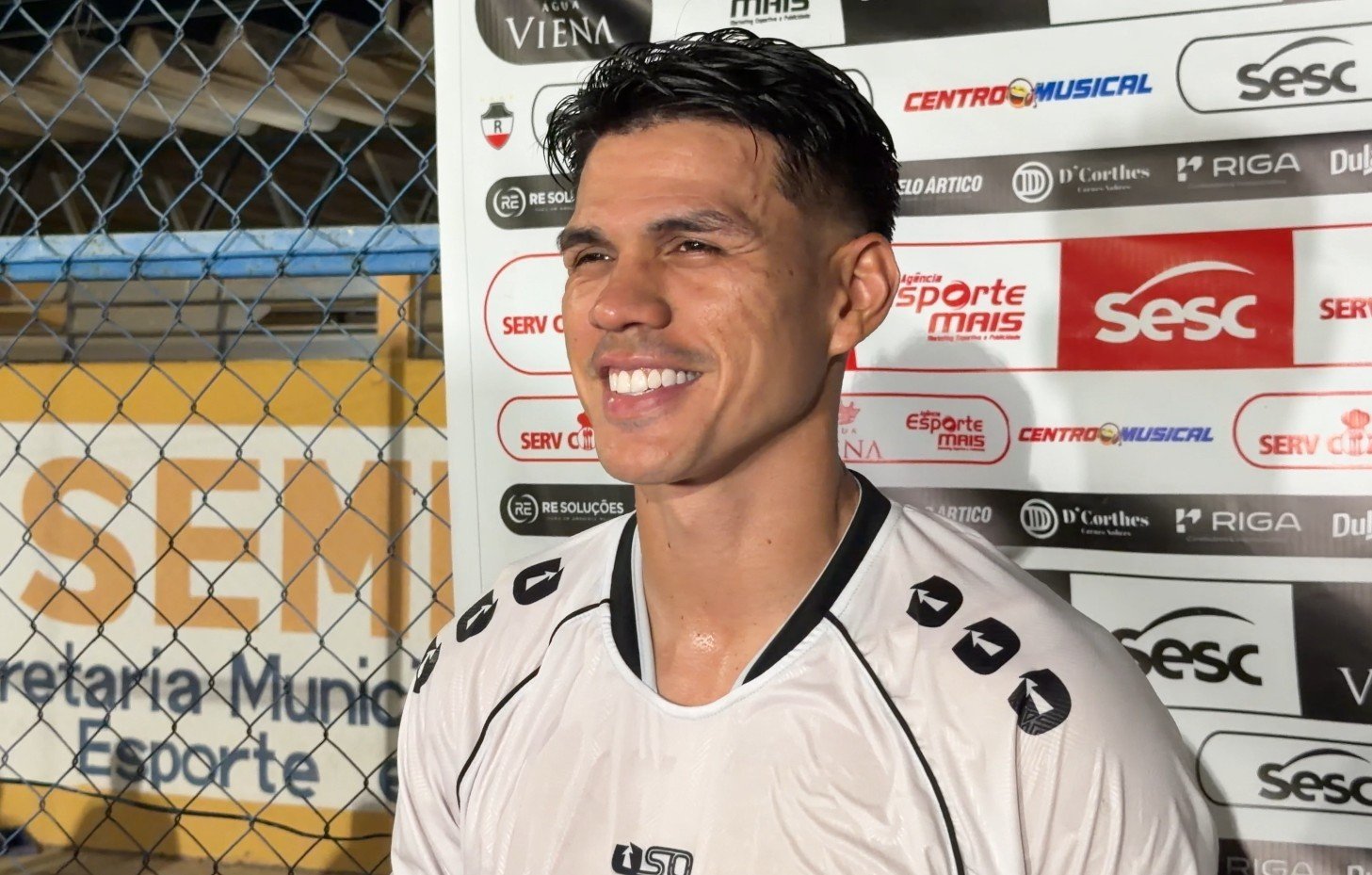 Clube se classifica com gol de atacante, que desabafa após críticas: “Não vão me derrubar”