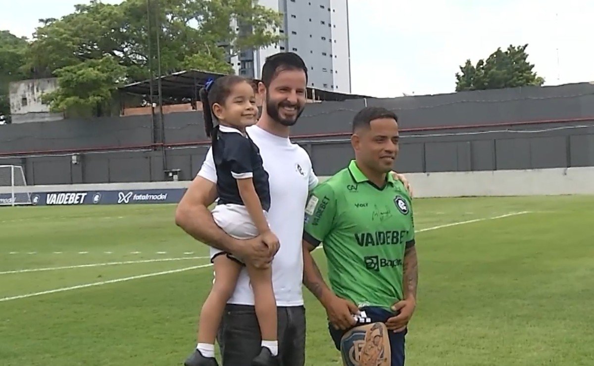 Torcedor do Remo que tatuou defesa de Rangel encontra goleiro e eterniza autógrafo na pele