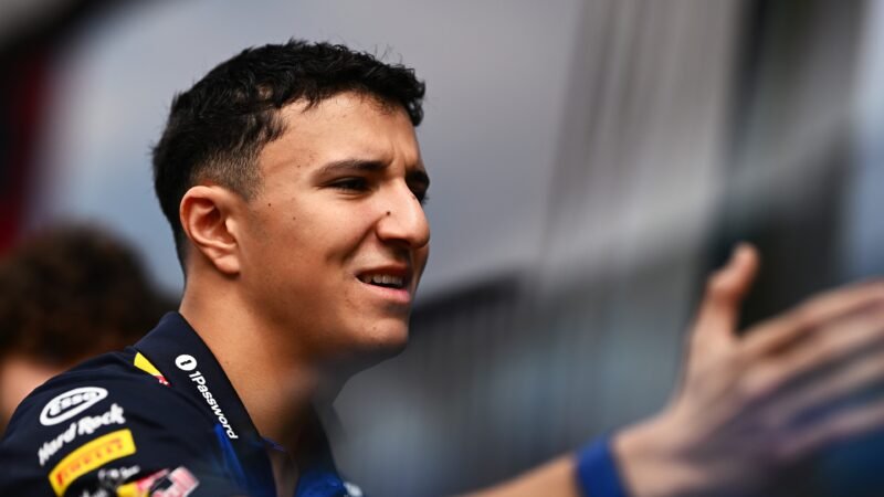 Red Bull renova com Hadjar e define dupla com Verstappen para 2027