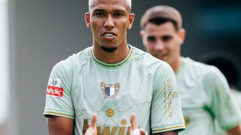 Atacante brasileiro tem atuação de gala com dois gols e assistência em Portugal