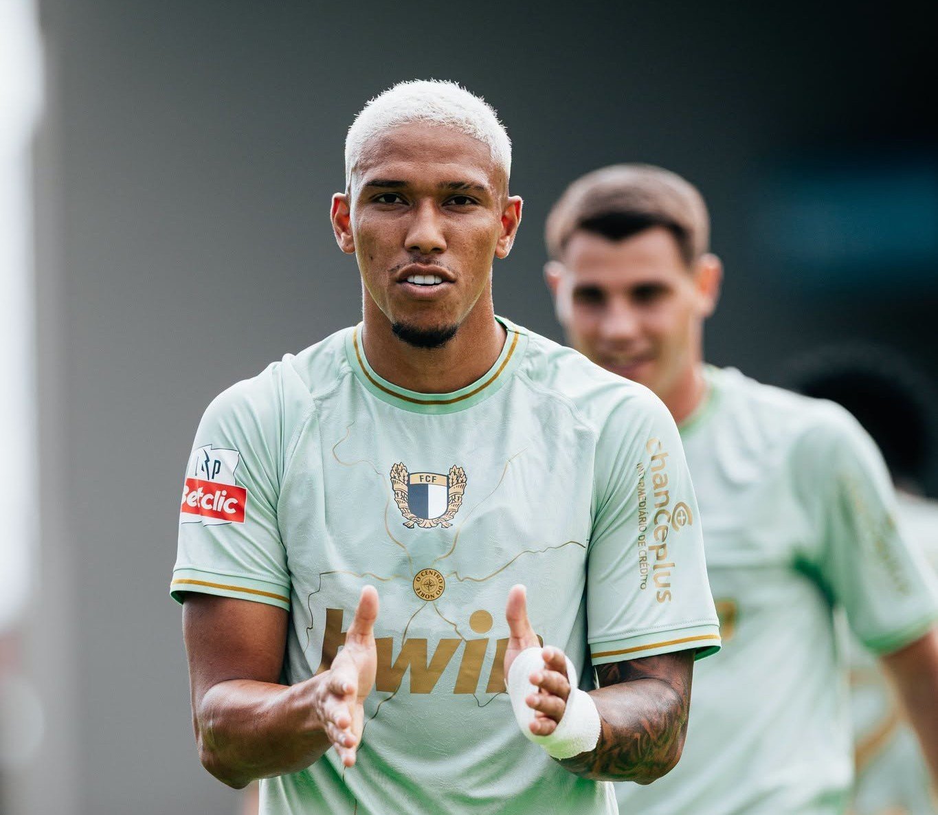 Atacante brasileiro tem atuação de gala com dois gols e assistência em Portugal