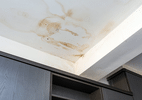 Teto de gesso com infiltração? Veja como reparar ou se é hora de trocar
