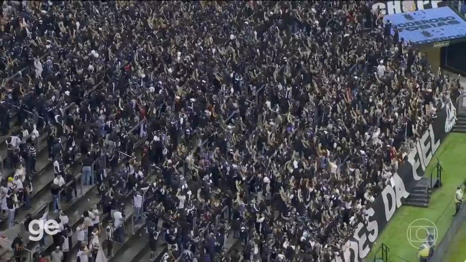 Torcedores do Corinthians protestam e viram as costas para o time na arena; veja vídeo