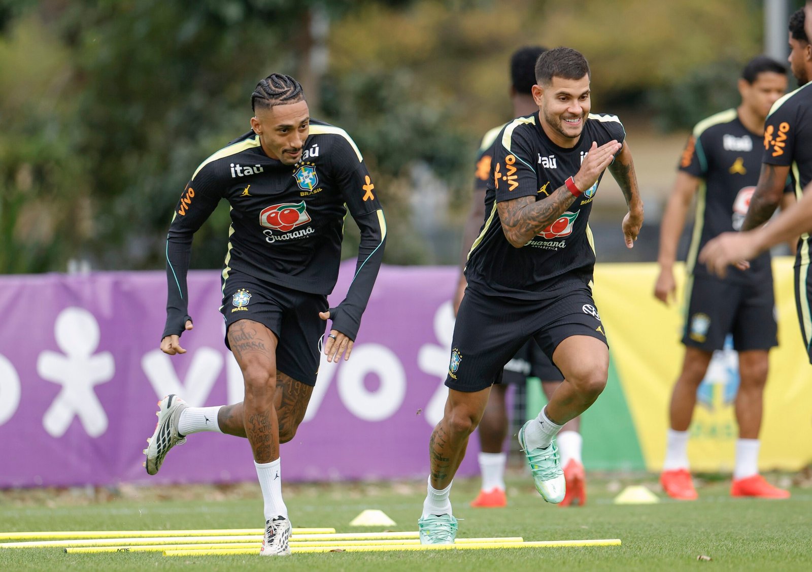 Raphinha é favorito para herdar braçadeira de capitão da Seleção; Bruno Guimarães também é opção