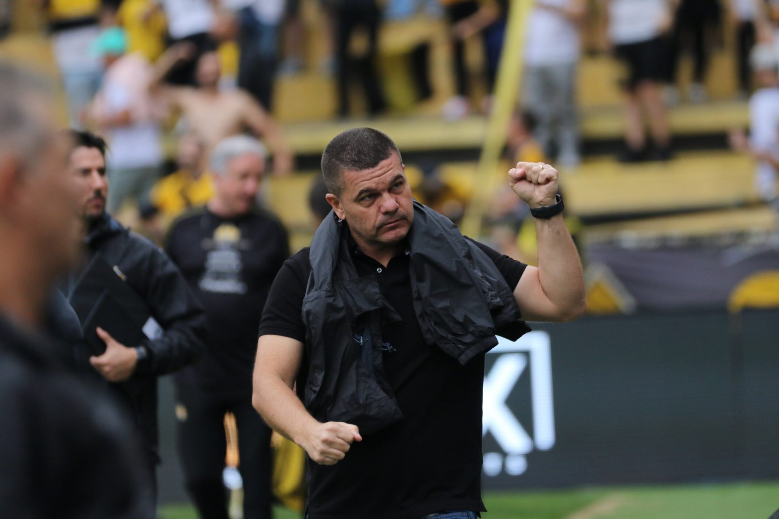 Em estreia com vitória e quebra de jejuns no Criciúma, Louzer exalta torcida: “Um espetáculo”