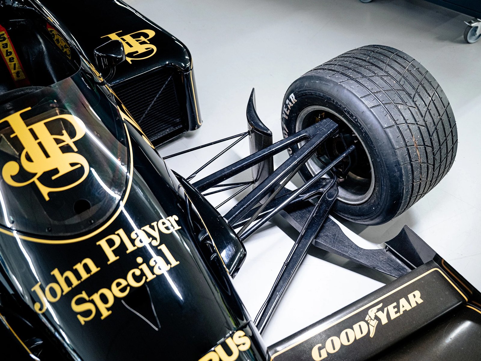 Carro da primeira vitória de Senna na F1 terá dez réplicas à venda